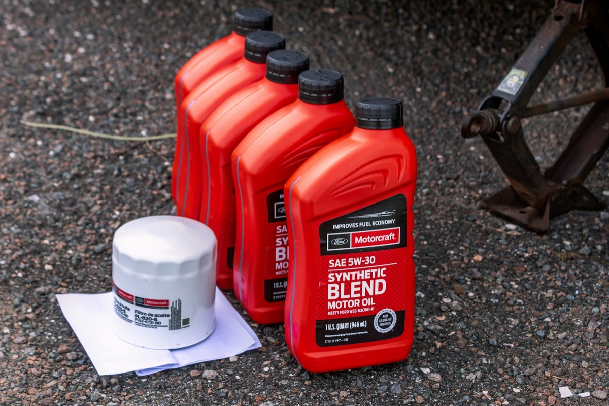 Botellas de aceite de motor Motorcraft SAE 5W-30 junto a un filtro de aceite Motorcraft